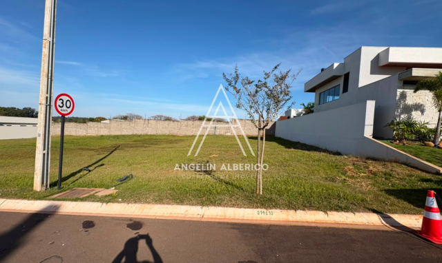 Terreno a Venda no Condomínio Resort Forest Hill em Cianorte PR
