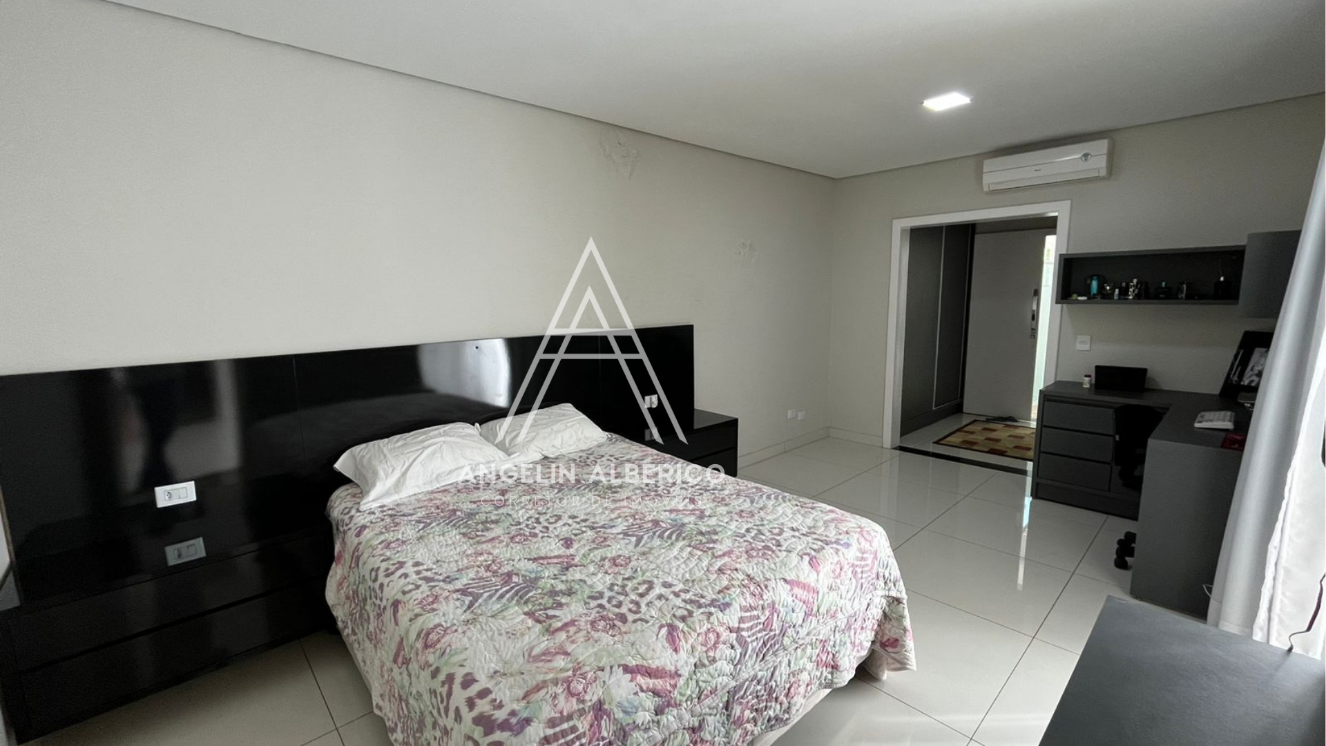 Sobrado de Alto Padrão no Condomínio Century Park