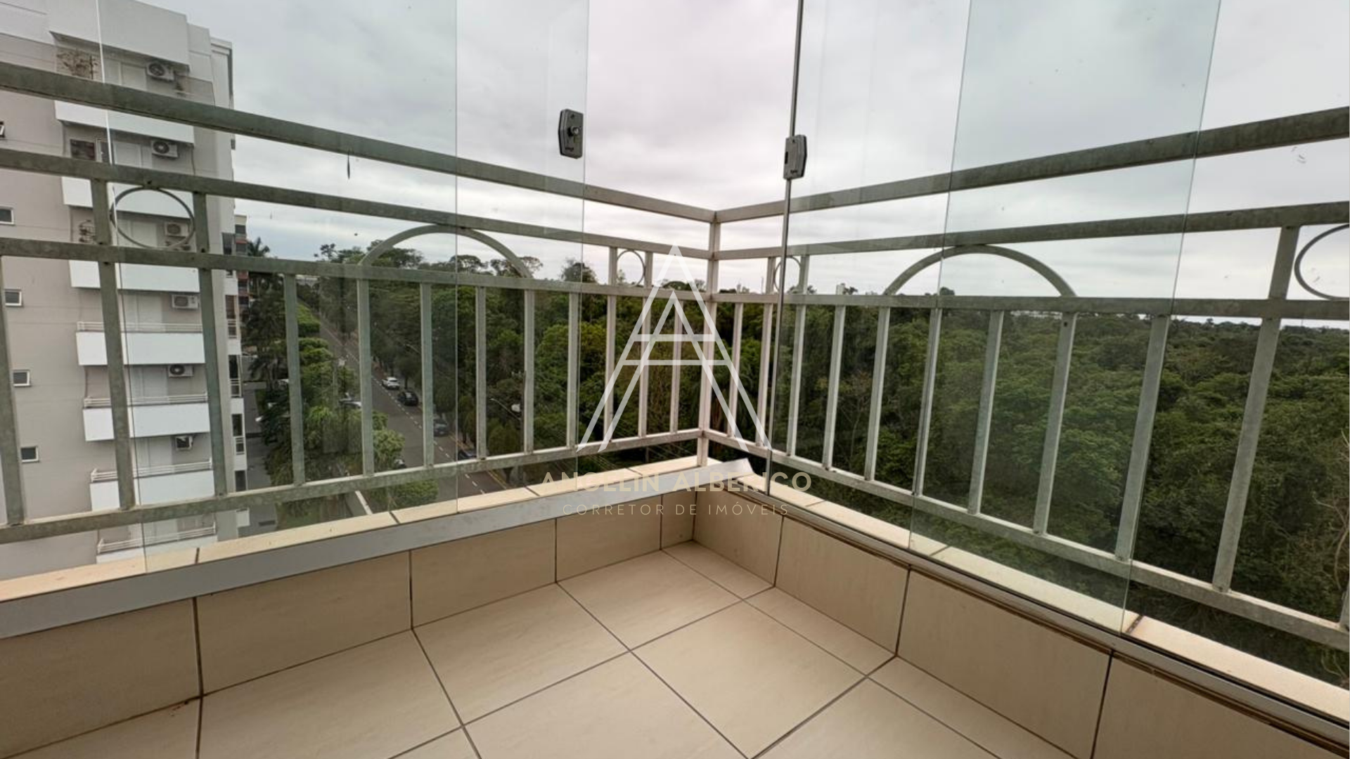 Apartamento a Venda com Móveis Planejados na Zona 02 em Cianorte PR