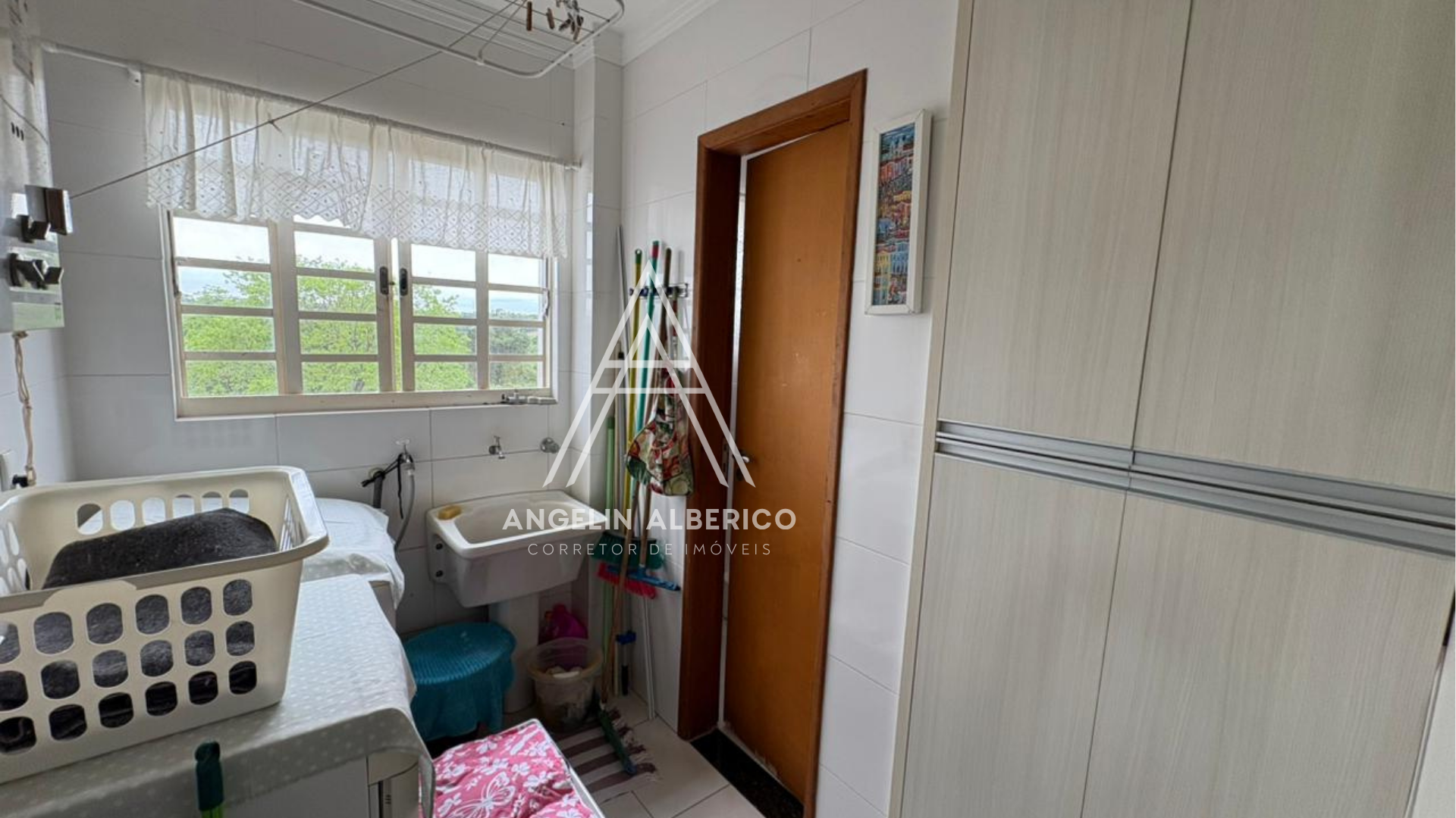 Apartamento a Venda com Móveis Planejados na Zona 02 em Cianorte PR