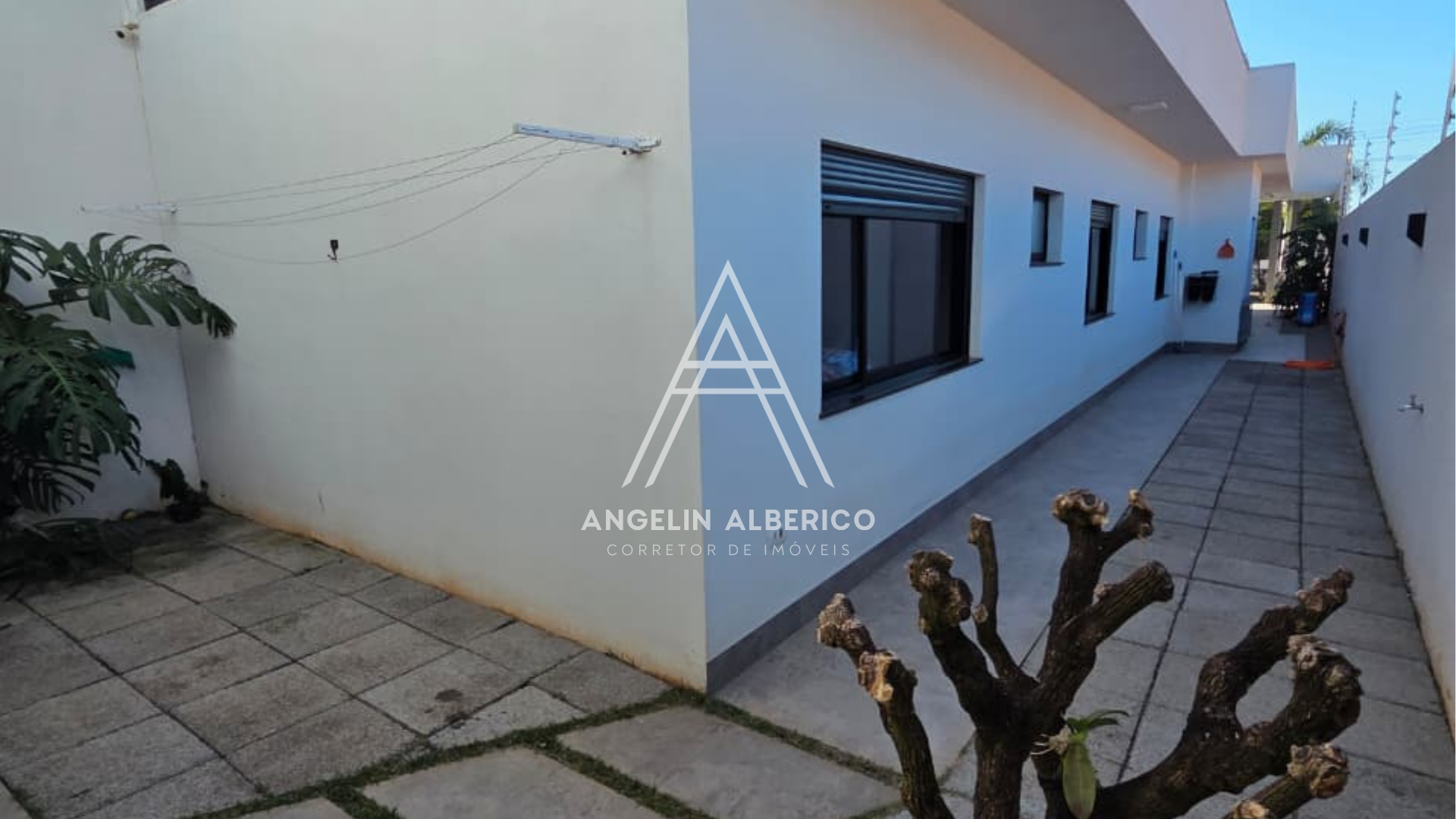 Casa a Venda com Móveis no Zona 03 em Cianorte PR