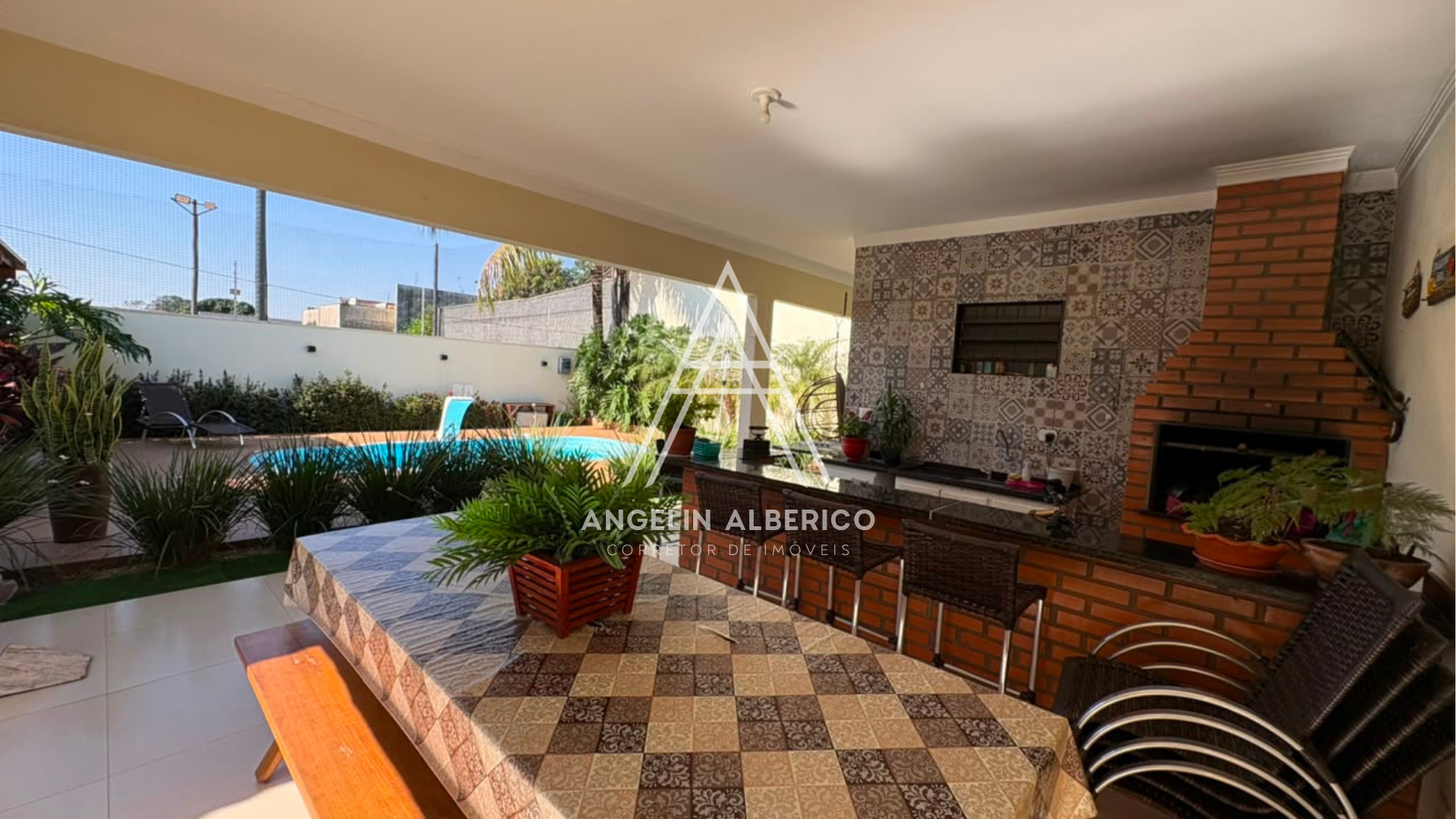 Casa a Vanda com Móveis Planejados e Piscina na Zona 01 em Cianorte PR